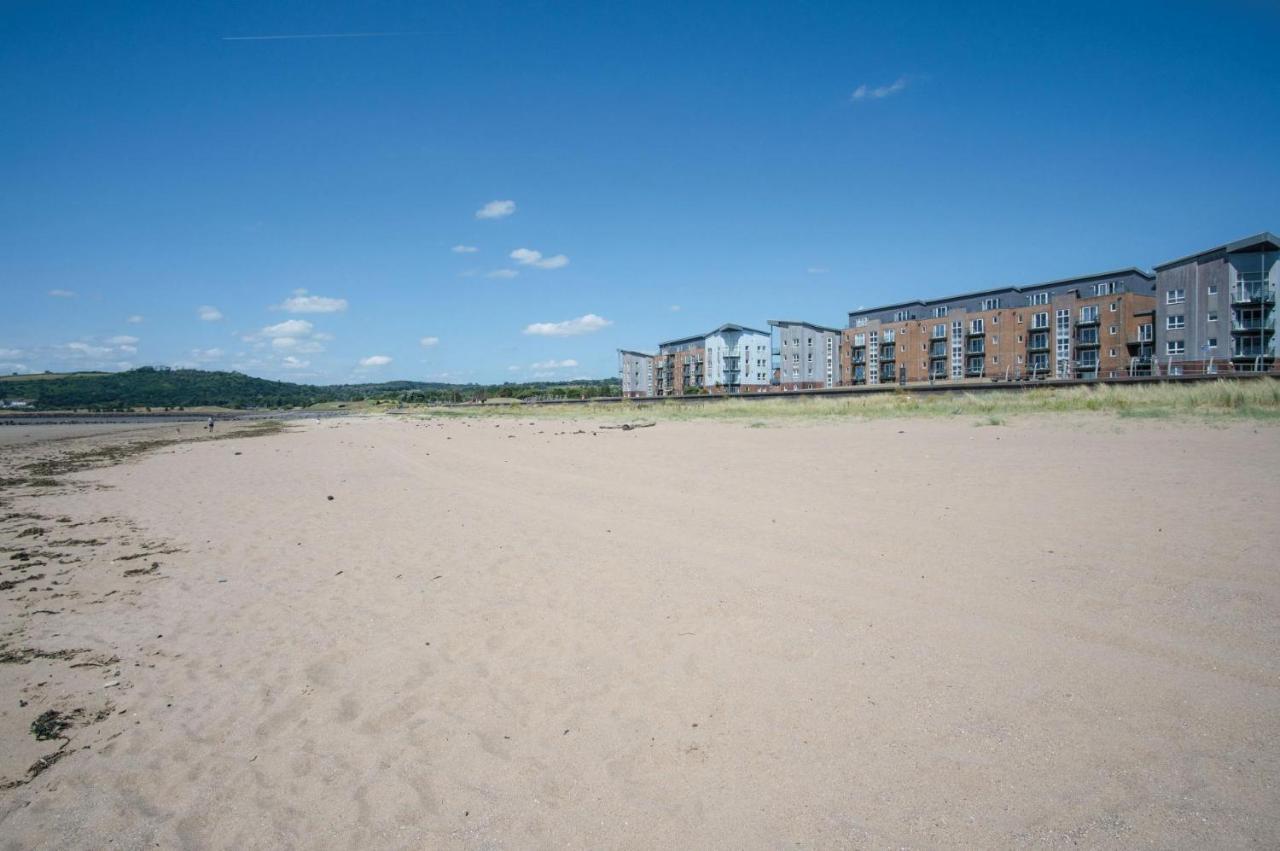 Beach View - 2 Bedroom Apartment - Llanelli Bagian luar foto