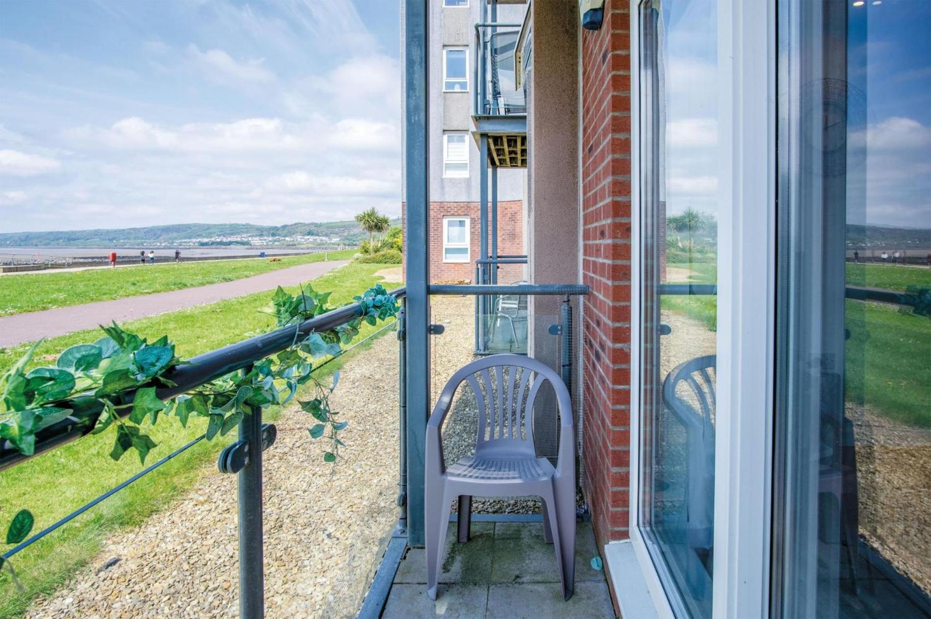 Beach View - 2 Bedroom Apartment - Llanelli Bagian luar foto