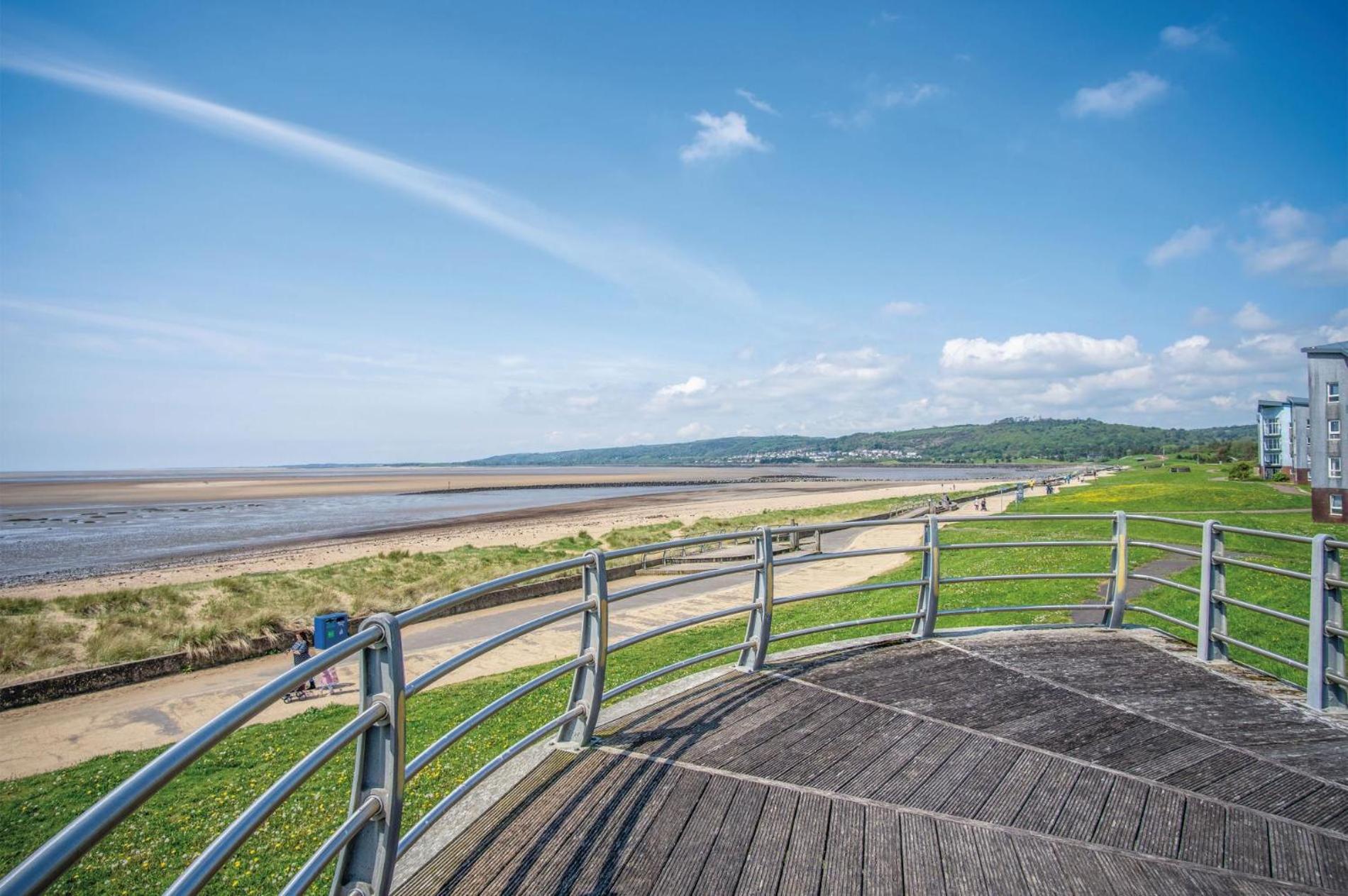 Beach View - 2 Bedroom Apartment - Llanelli Bagian luar foto