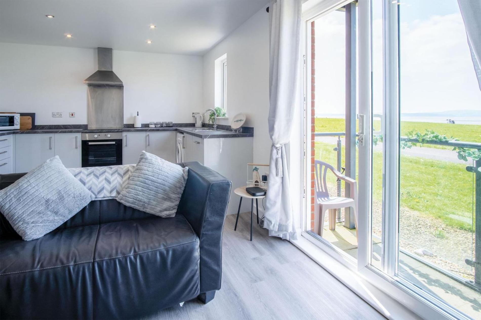 Beach View - 2 Bedroom Apartment - Llanelli Bagian luar foto