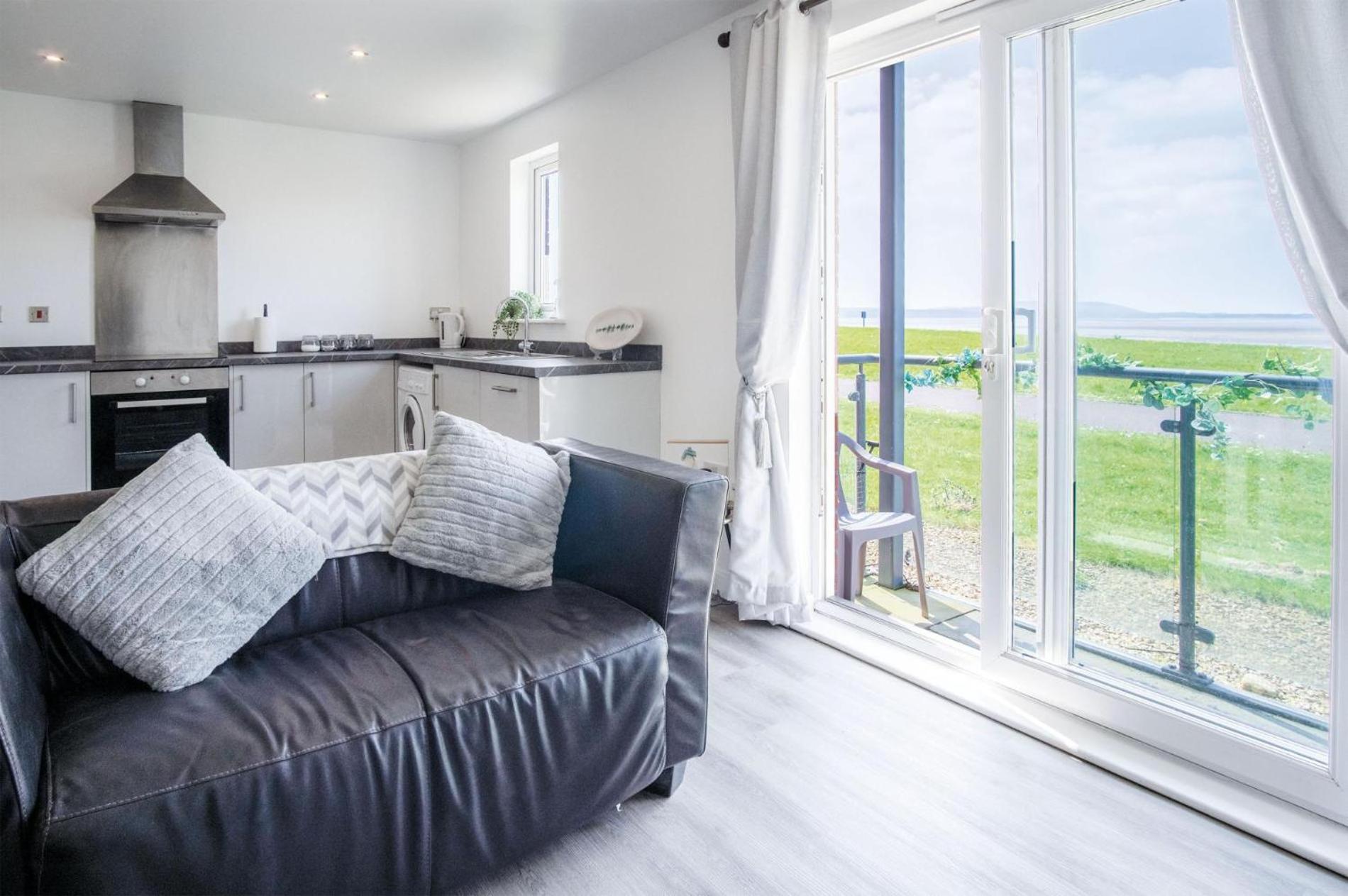 Beach View - 2 Bedroom Apartment - Llanelli Bagian luar foto