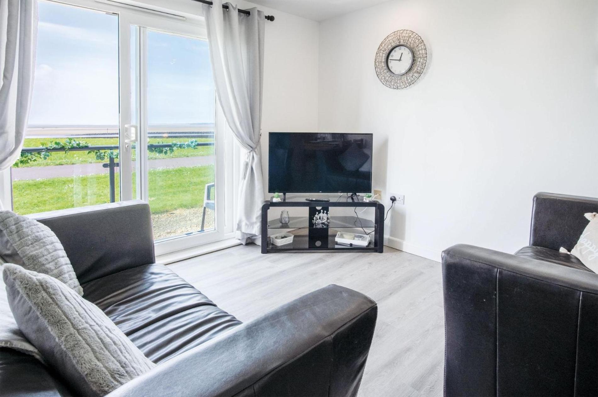 Beach View - 2 Bedroom Apartment - Llanelli Bagian luar foto