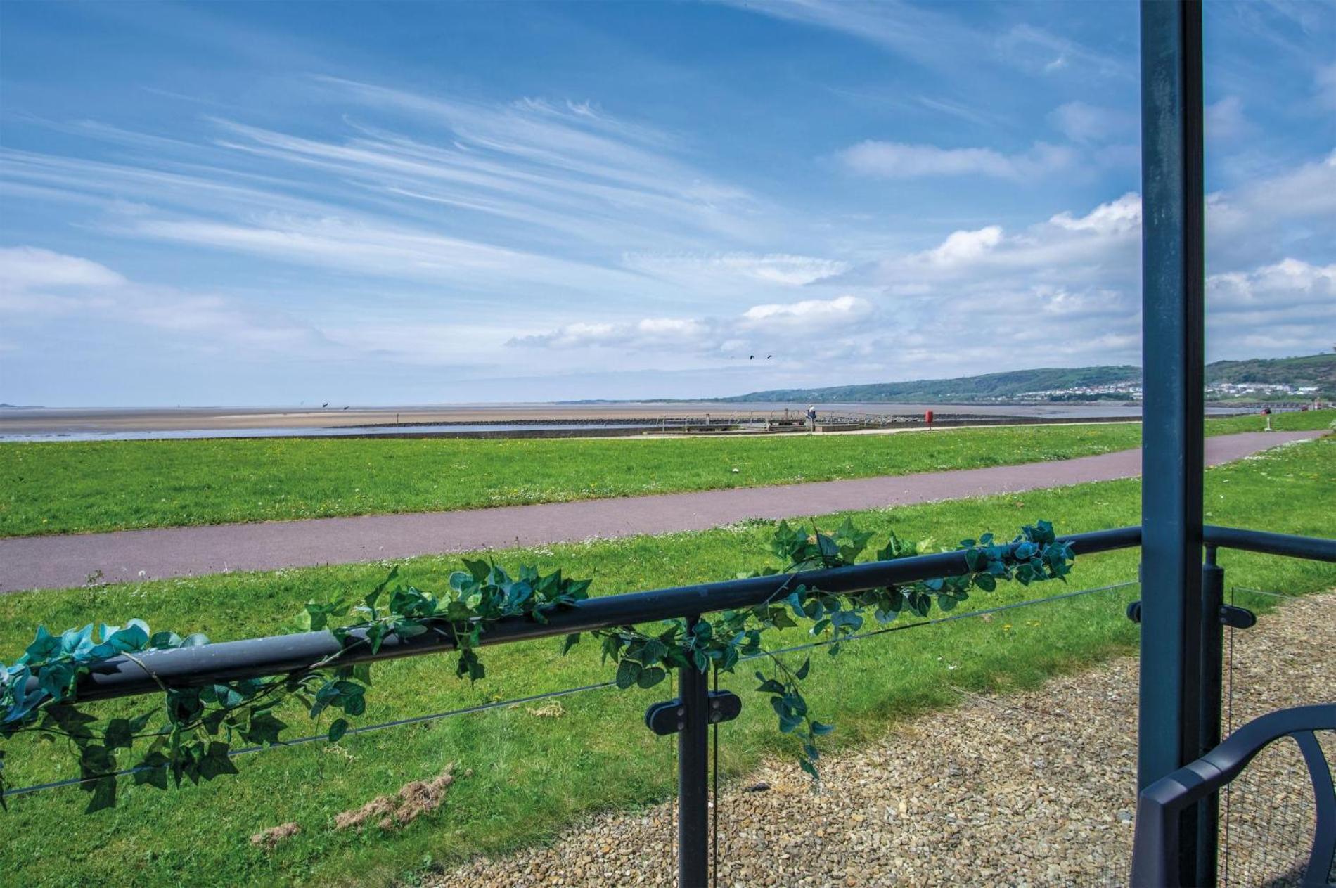 Beach View - 2 Bedroom Apartment - Llanelli Bagian luar foto