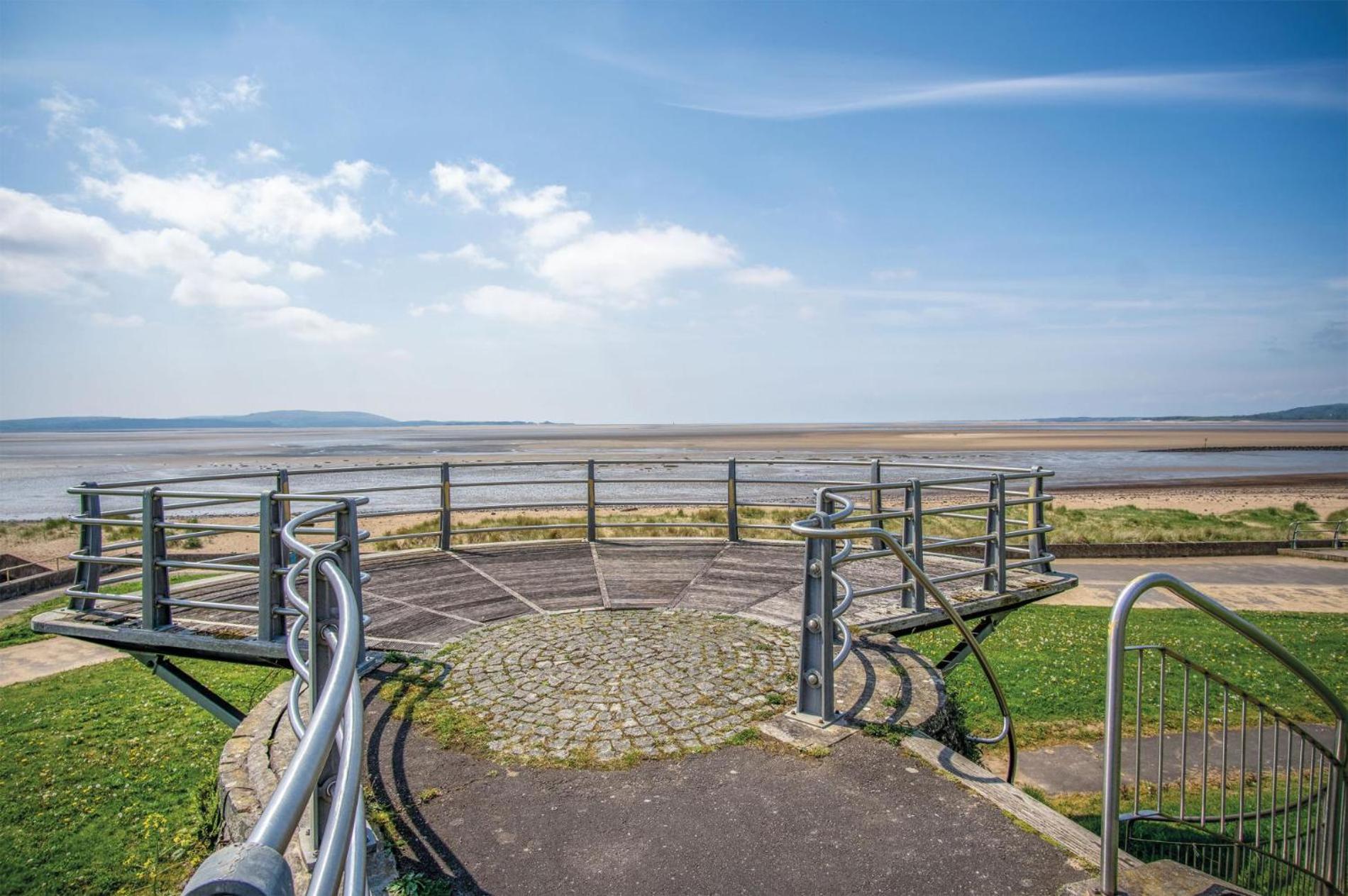 Beach View - 2 Bedroom Apartment - Llanelli Bagian luar foto