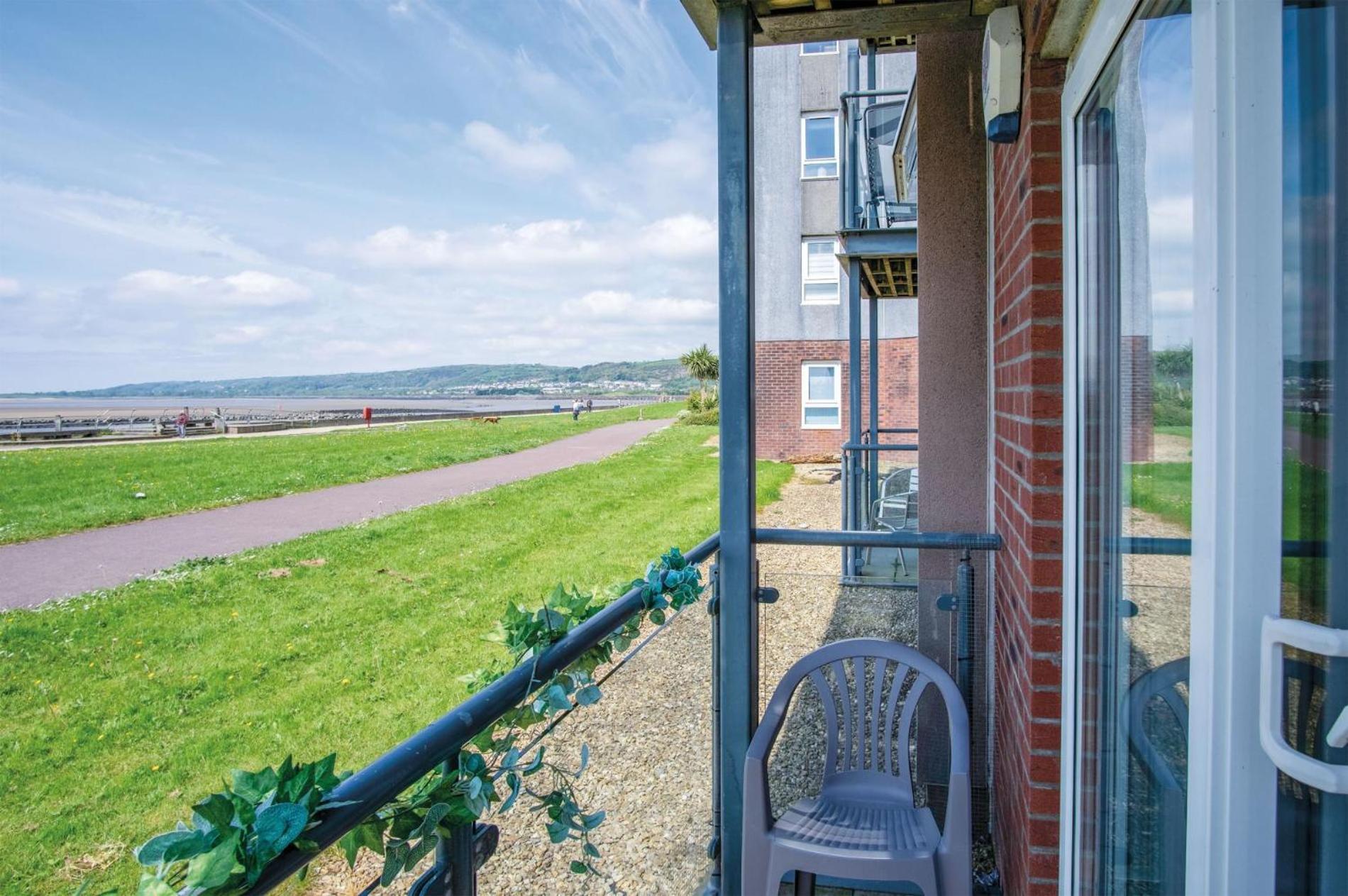 Beach View - 2 Bedroom Apartment - Llanelli Bagian luar foto